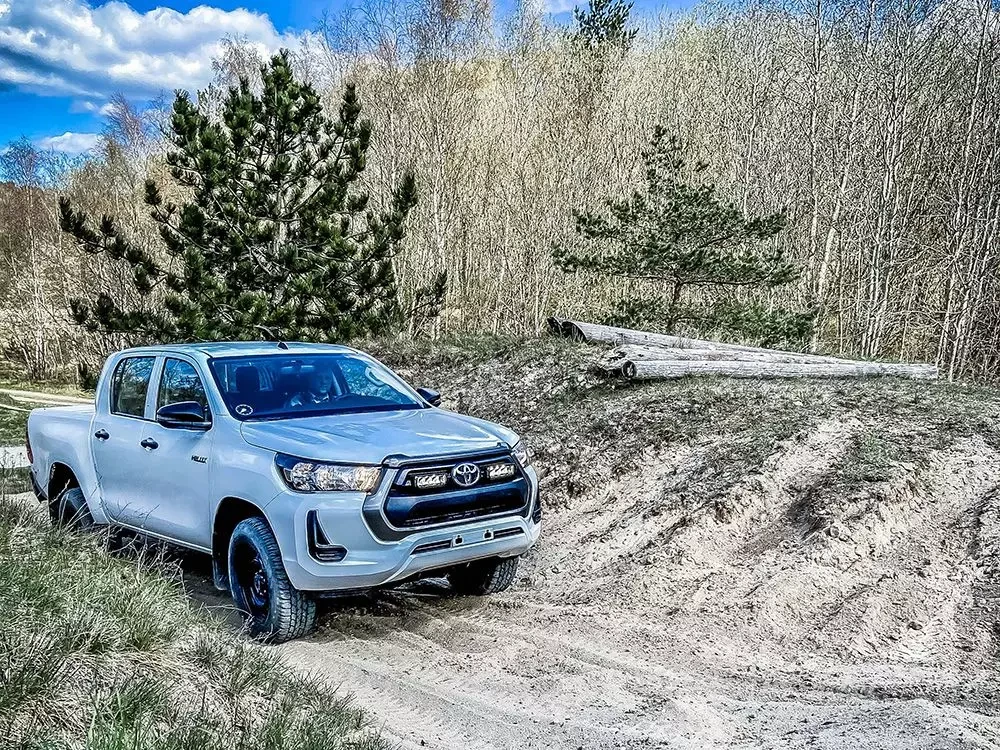 Купить Комплект оптики на Toyota Hilux 2021+ LAZER (в решетку радиатора)