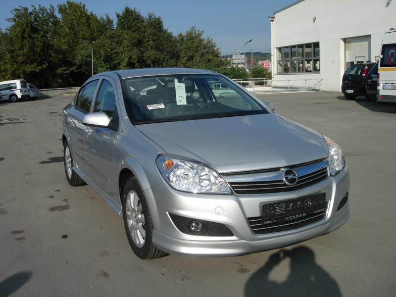 Купити Передня нижня накладка Sedan (під фарбування) для Opel Astra H 2004-2013 рр