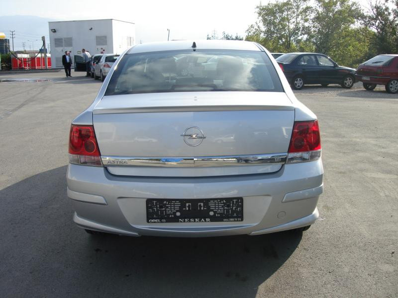 Купити Задня нижня накладка Sedan (під фарбування) для Opel Astra H 2004-2013 рр