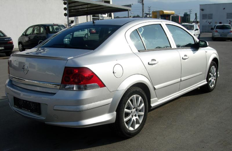 Купити Задня нижня накладка Sedan (під фарбування) для Opel Astra H 2004-2013 рр