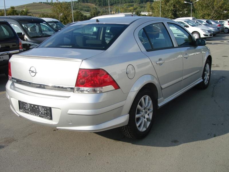 Купити Задня нижня накладка Sedan (під фарбування) для Opel Astra H 2004-2013 рр