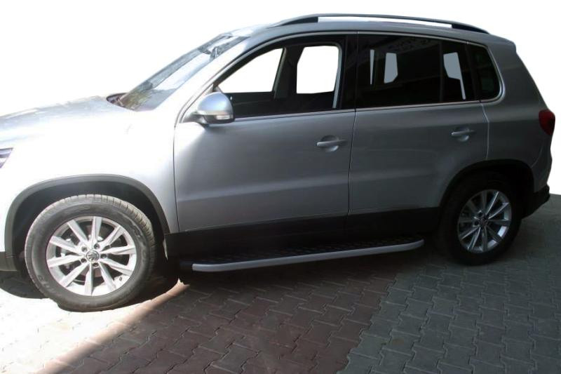 Купити Бокові пороги BlackLine (2 шт, алюміній) для Volkswagen Tiguan 2007-2016 рр