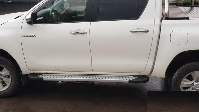 Купить Боковые пороги Allmond Grey (2 шт., алюминий) для Toyota Hilux 2015- гг
