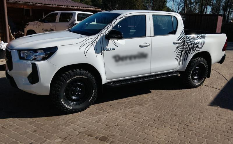 Купити Бокові пороги Allmond Black (2 шт., алюміній) для Toyota Hilux 2015- рр