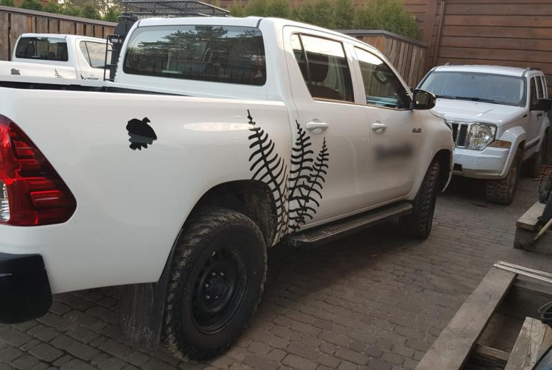 Купити Бокові пороги Allmond Black (2 шт., алюміній) для Toyota Hilux 2015- рр