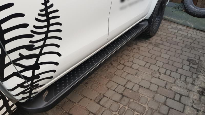 Купити Бокові пороги Allmond Black (2 шт., алюміній) для Toyota Hilux 2015- рр