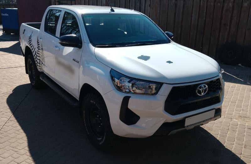Купити Бокові пороги Allmond Black (2 шт., алюміній) для Toyota Hilux 2015- рр