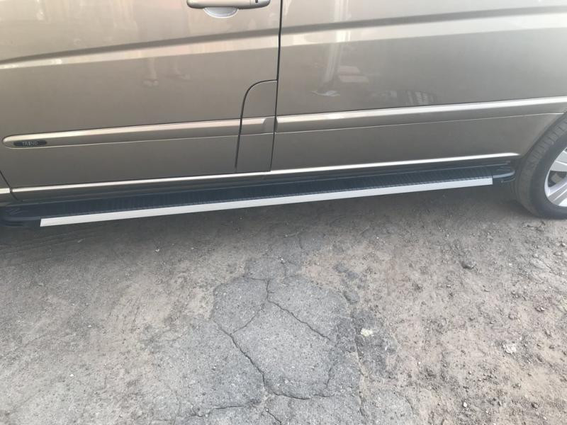 Купити Бокові пороги Maya V1 (2 шт., алюміній) Коротка/Середня бази для Mercedes Viano 2004-2014 рр