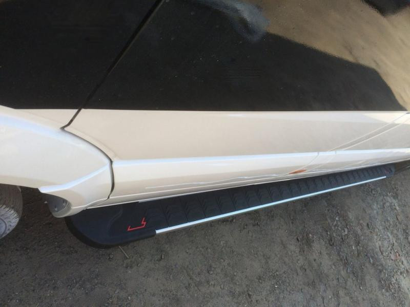 Купити Бокові пороги RedLine V1 (2 шт., алюміній) Середня база для Volkswagen Crafter 2006-2016 рр