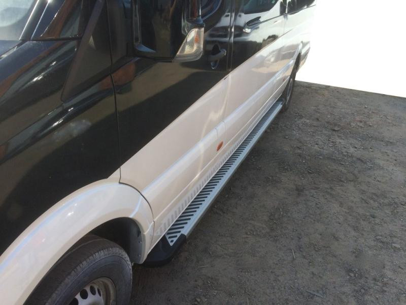 Купити Бокові пороги Line (2 шт., алюміній) Середня база для Volkswagen Crafter 2006-2016 рр