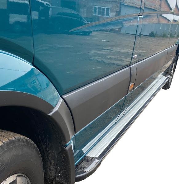 Купити Бокові пороги Rainbow (2 шт., алюміній) Long/ExtraLong для Volkswagen Crafter 2006-2016 рр