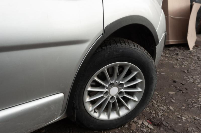 Купити Накладки на колісні арки (4 шт, чорні) 2001-2007, чорний метал для Nissan Primastar рр