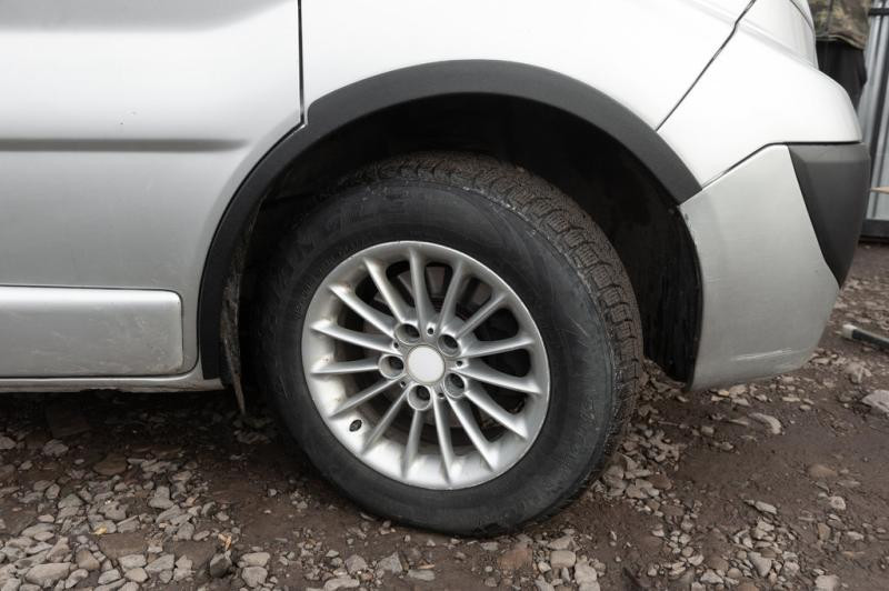 Купити Накладки на колісні арки (4 шт, чорні) 2001-2007, чорний метал для Nissan Primastar рр