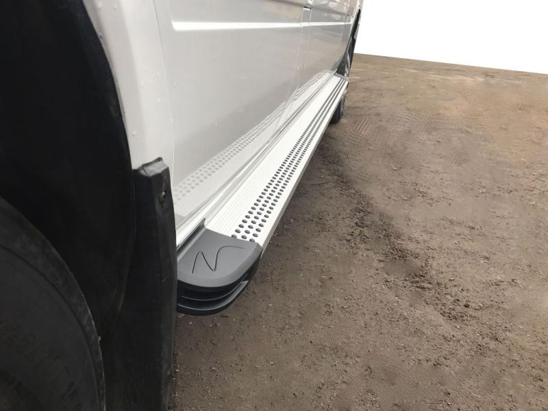 Купити Бокові пороги Maya V2 (2 шт., алюміній) Середня база для Volkswagen LT 1995-2006 рр