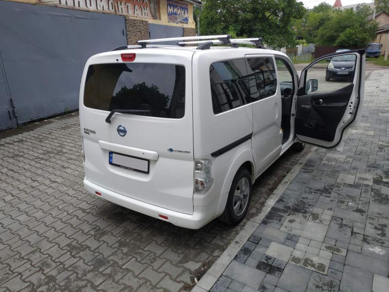 Купить Рейлинги ХРОМ 143 см, Пластиковые ножки для Nissan NV200 2009- гг