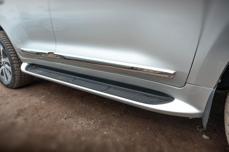 Купить Боковые пороги с LED (дизайн 2015-2020) Черный цвет для Toyota Land Cruiser 200