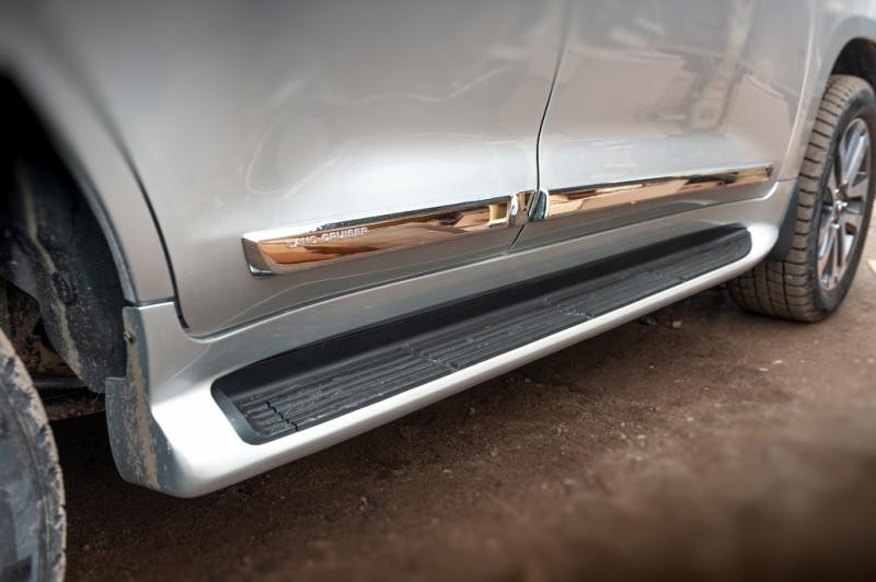 Купить Боковые пороги с LED (дизайн 2015-2020) Черный цвет для Toyota Land Cruiser 200