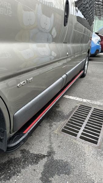 Купити Бокові пороги Maya Red-Black (2 шт., Алюміній) довга база для Renault Trafic 2015- рр