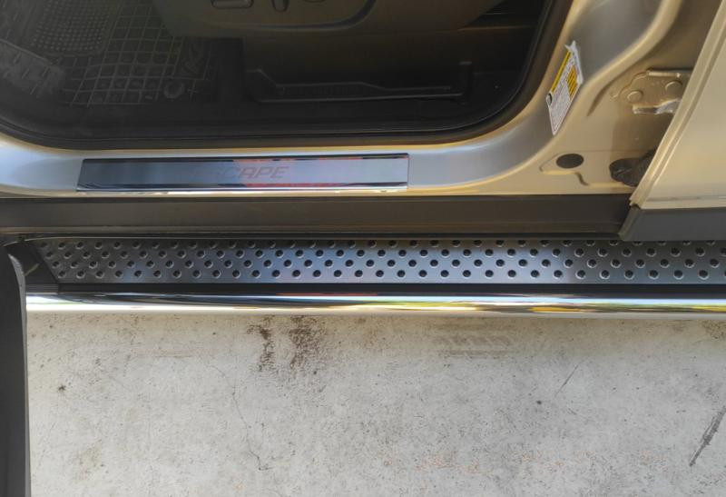 Купити Бокові пороги Maydos V2 (2 шт., Алюміній -2025 нерж) З пофарбованим листям на дверях для Ford Kuga/Escape 2013-2019 рр