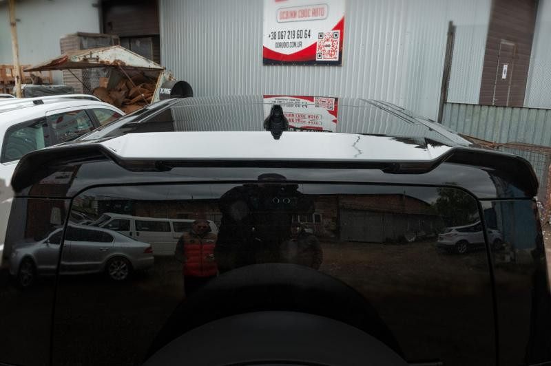 Купити Спойлер (чорний) для Land Rover Defender 2019- рр