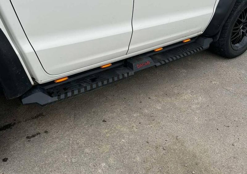 Купить Боковые пороги Dakar V2 с LED (2 шт, металл) для Volkswagen Amarok 2010-2022 гг