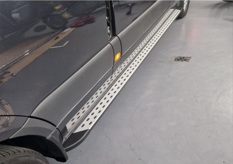 Купити Бокові пороги DOT-Line (2 шт., Алюм.) Довга база для Mercedes Sprinter W907/W910 2018- рр