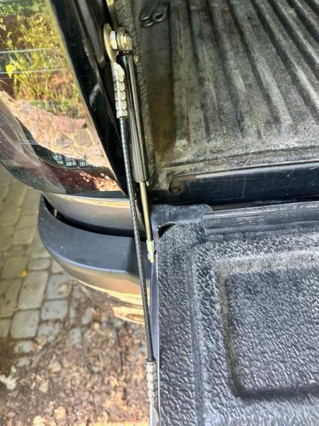 Купити Амортизатори задньої кришки для Toyota Hilux 2015- рр