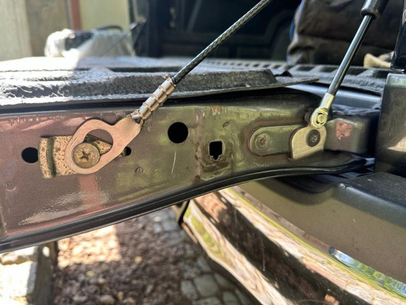 Купити Амортизатори задньої кришки для Toyota Hilux 2015- рр