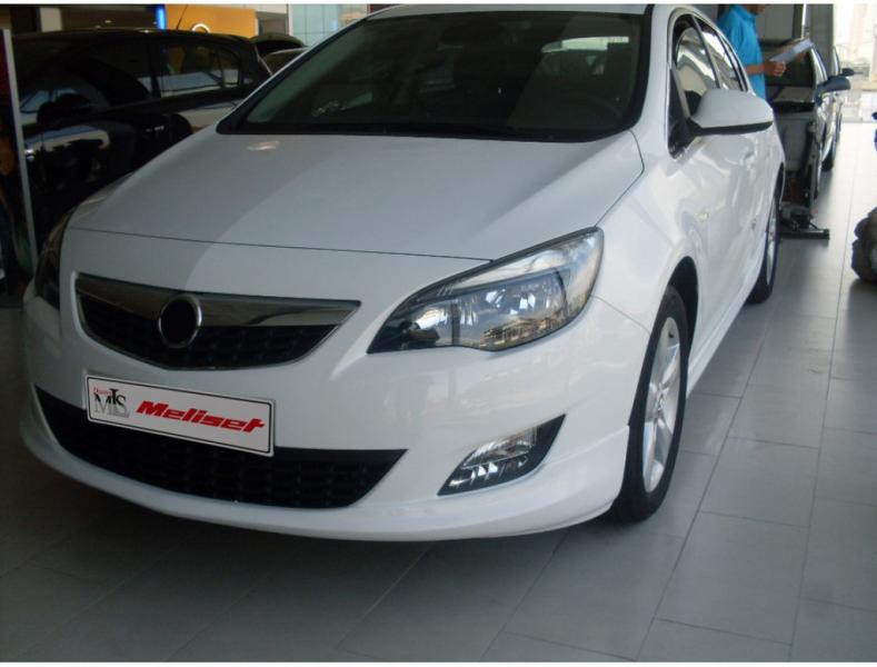 Купити Передня нижня накладка 2010-2012 (під фарбування) для Opel Astra J рр