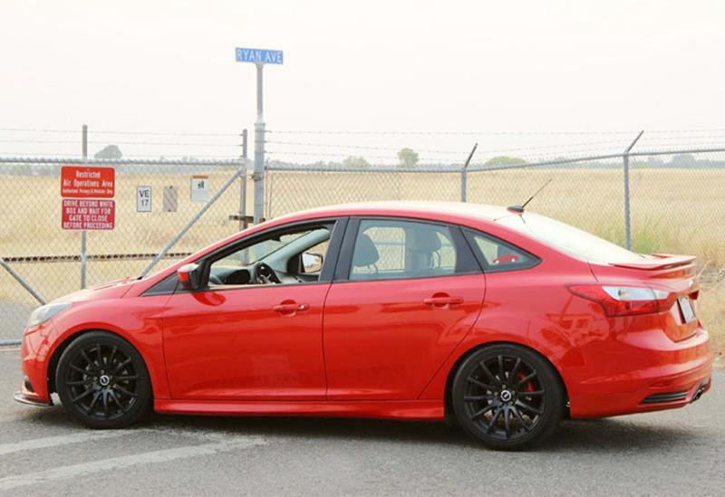 Купити Бокові пороги DPT (SD, 2015-2017, чорний глянець) для Ford Focus III рр