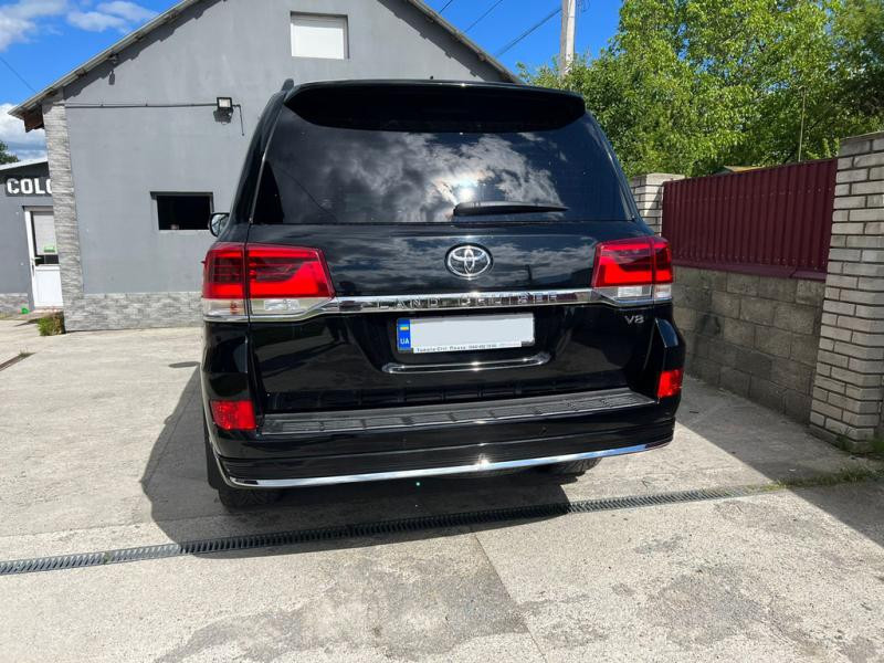 Купить Задняя накладка с хромом 2016-2025 (Executive ) Черный цвет для Toyota Land Cruiser 200