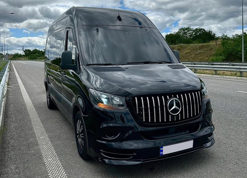 Купити Передня решітка Panamericana GT Chrome Premium V2 (З рамкою) для Mercedes Sprinter W907/W910 2018- рр