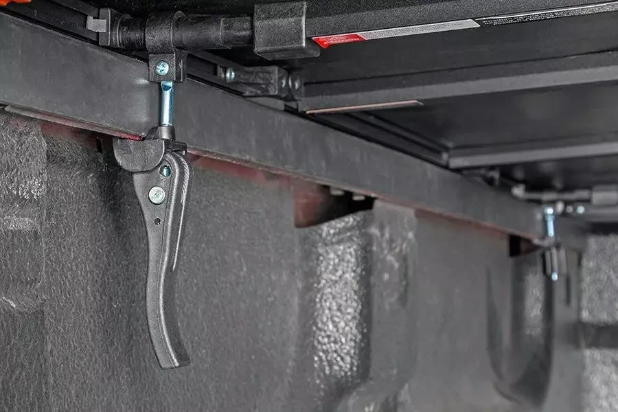 Купить Виниловая крышка кузова 5' 5" Tri-Fold Rough Country для Toyota Tundra 07-13