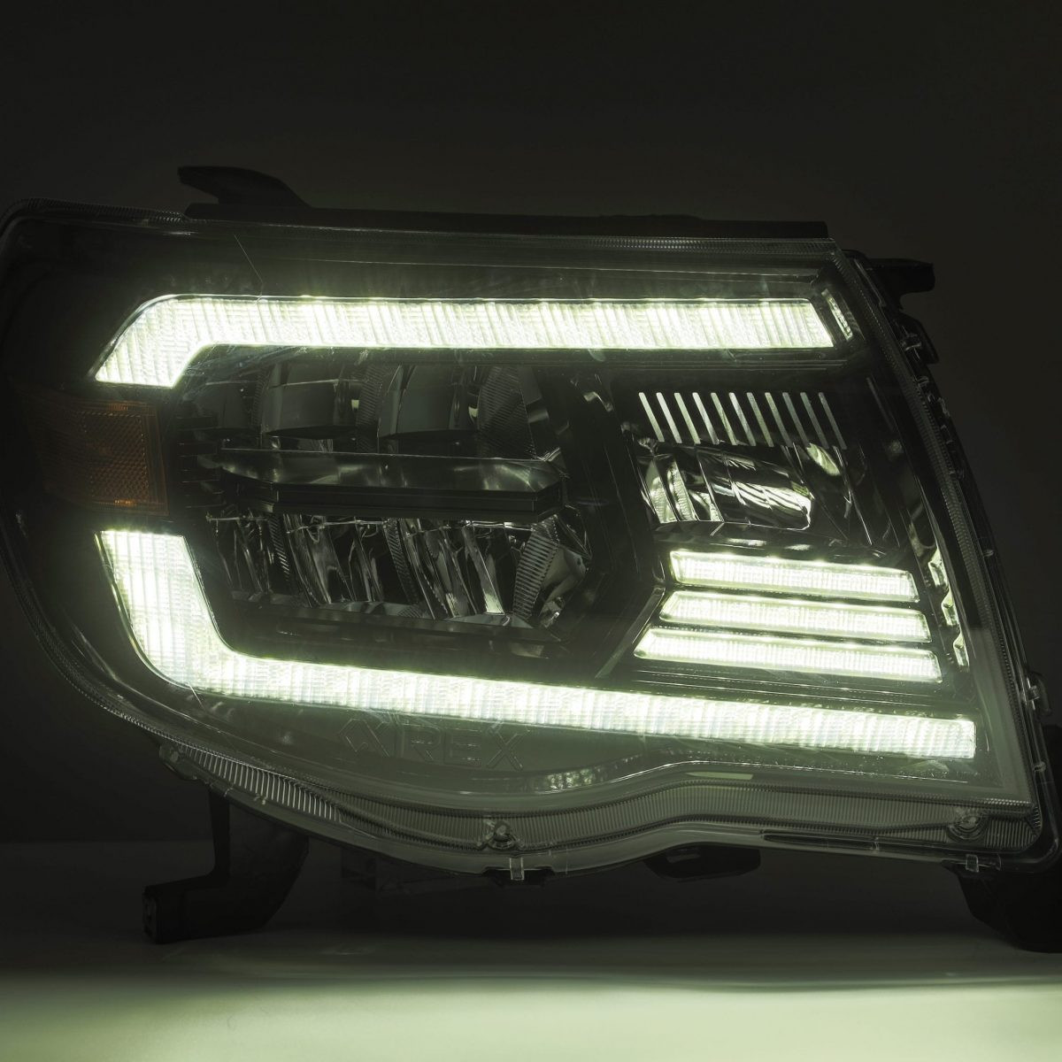 Купити Передні фари Toyota Tacoma 2005-2011 LED LUXX серія вуглево-чорні AlphaRex AHL-TT05-L-SA-LB