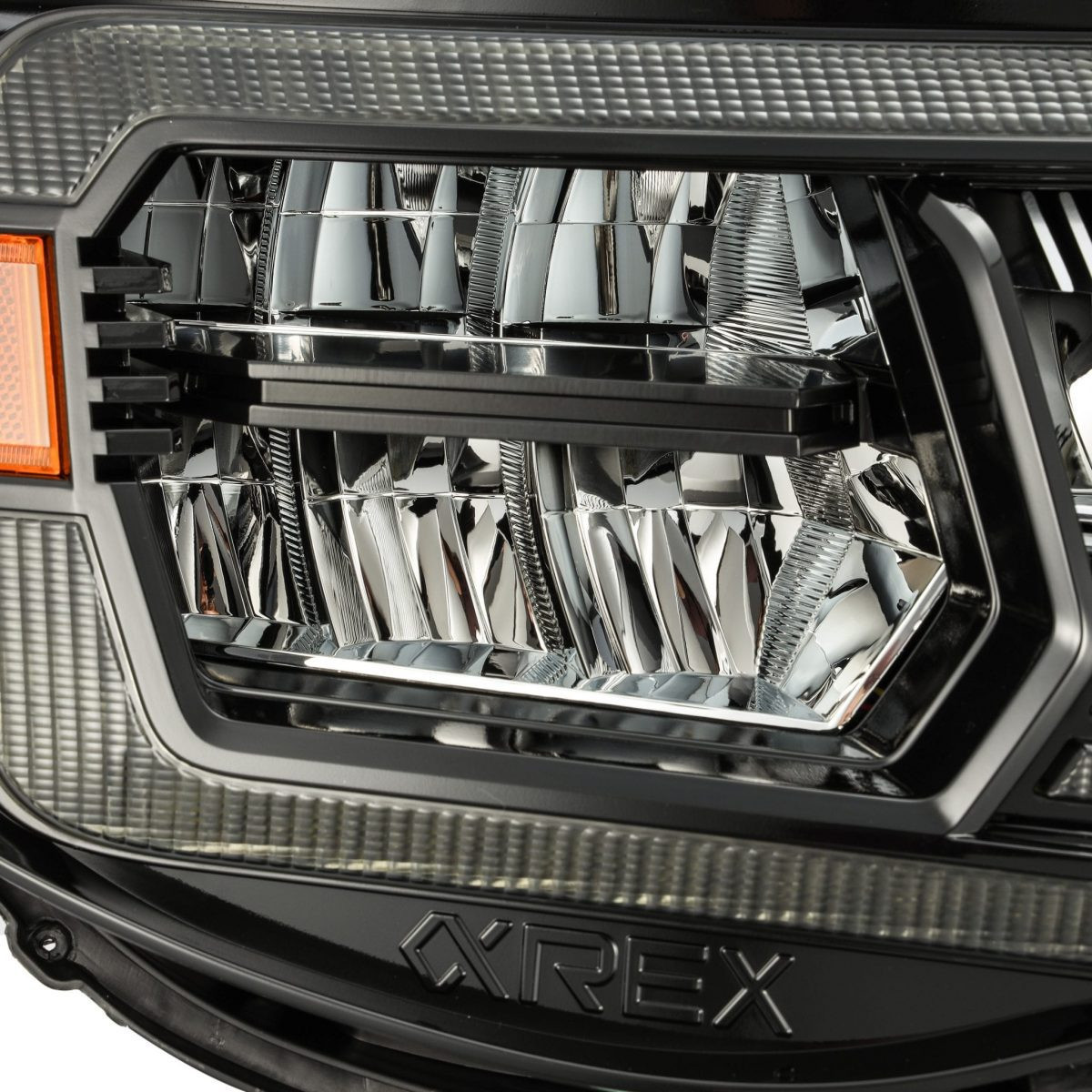 Купити Передні фари Toyota Tacoma 2005-2011 LED LUXX серія вуглево-чорні AlphaRex AHL-TT05-L-SA-LB