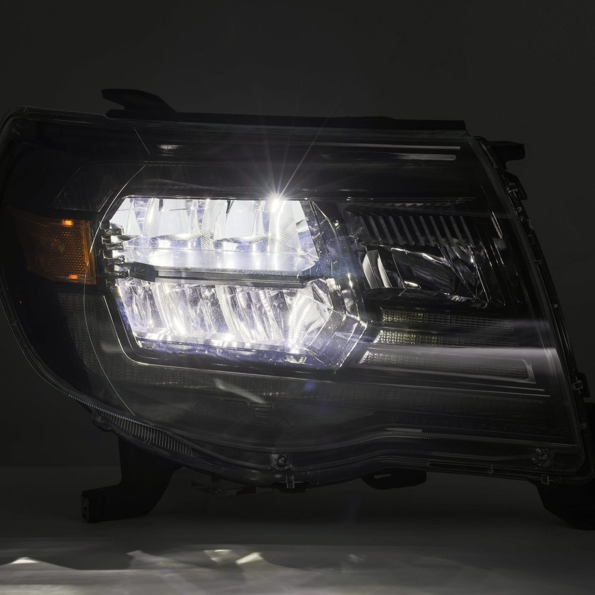 Купить Передние фары LED Toyota Tacoma 2005-2011 LED LUXX серия черные AlphaRex AHL-TT05-L-SA-B