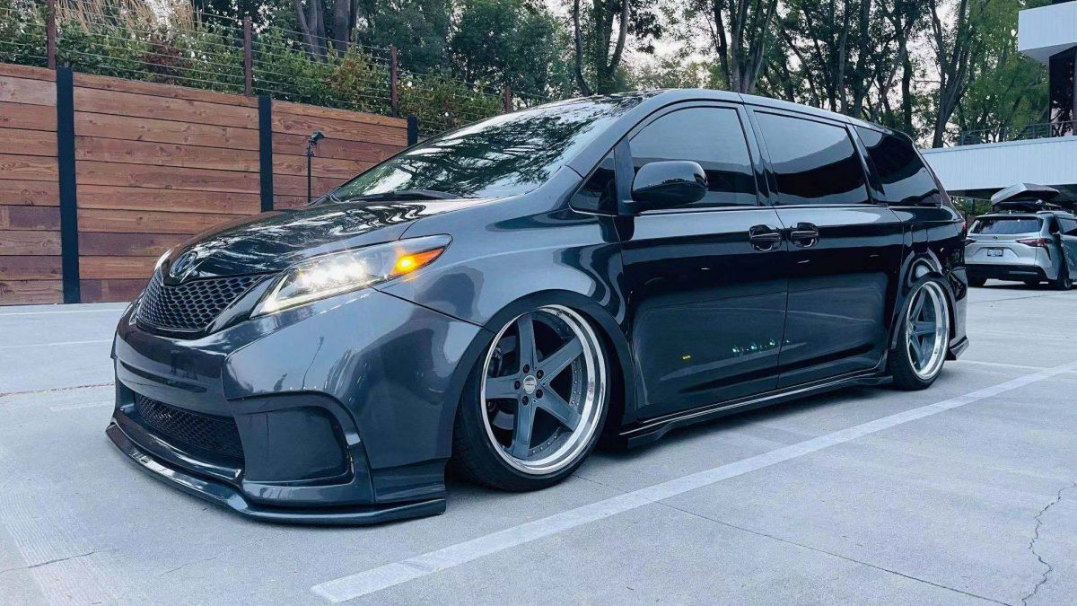 Купити Передні фари Toyota Sienna 2011-2020 LED NOVA серія колір Alpha-Black AlphaRex AHL-TS11-N-FLB