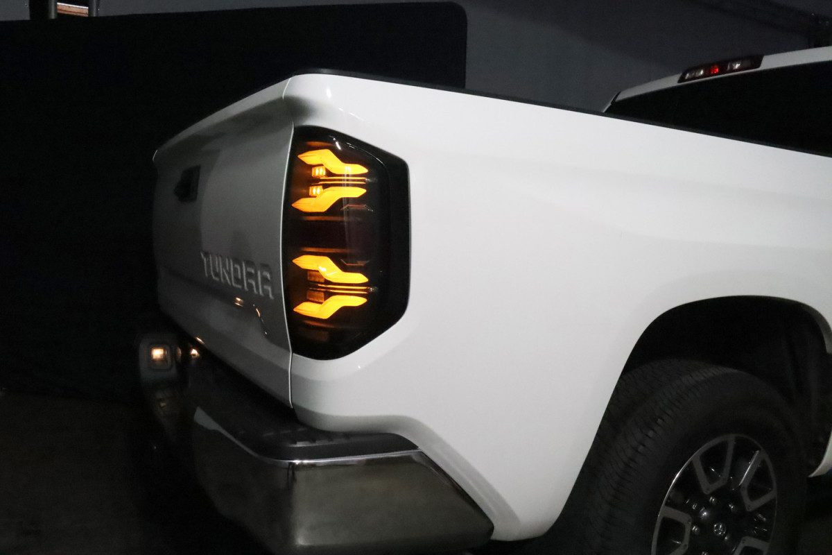 Купити Задні фари Toyota Tundra 2014-2021 LED LUXX серія чорні AlphaRex RTL-TUN14-SA-YW-BS