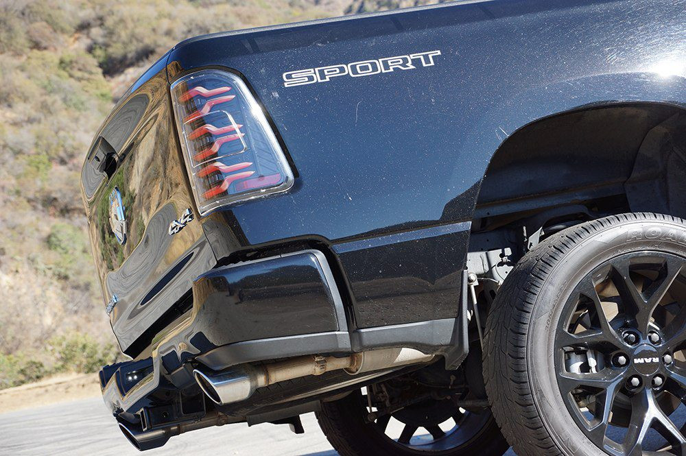 Купить Задние фары Dodge Ram 1500 2019-2022 LED LUXX серия цвет Alpha-Black AlphaRex RTL-DR19-SA-YS-LB