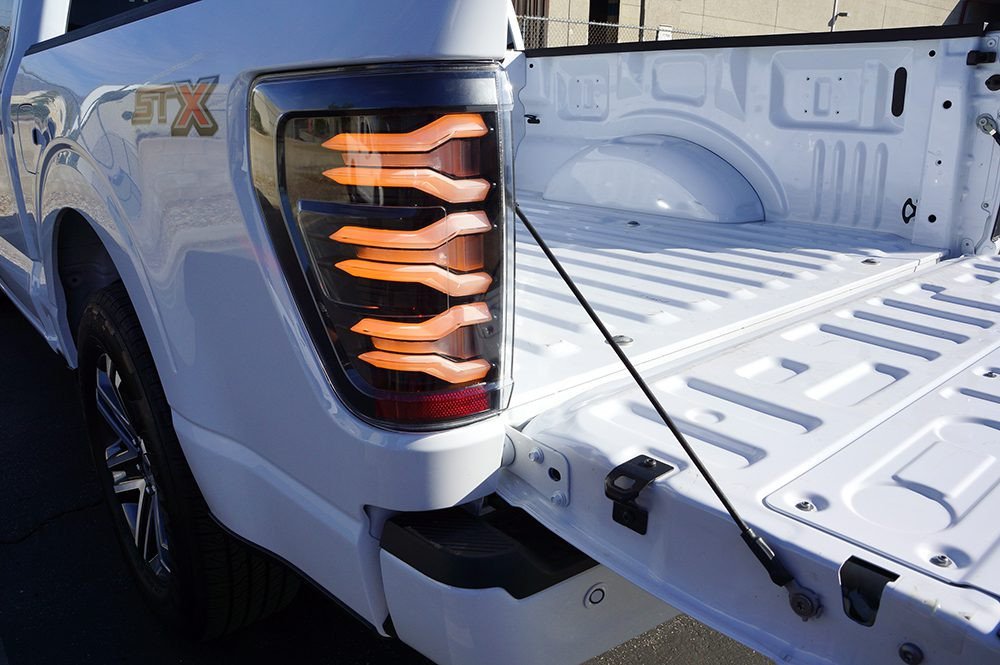 Купить Задние фарыFord F150 2021+ LED LUXX серия черные AlphaRex RTL-FF21-SA-YW-BS