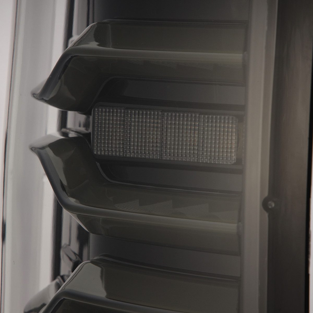 Купить Задние фары GMC Sierra 3500HD 2014-2018 LED LUXX серия цвет Alpha-Black AlphaRex RTL-GS14-SA-YS-LB..