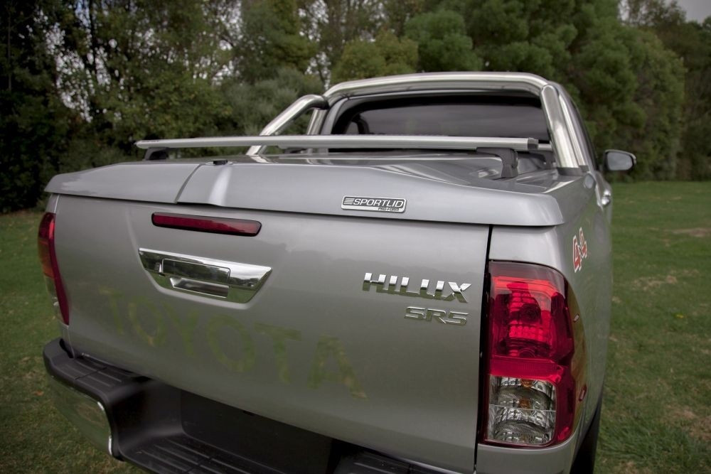 Купить Крышка багажного отсека PROFORM Tango без дуг (черная, гладкая) TOYOTA HILUX 15+ SLVS09