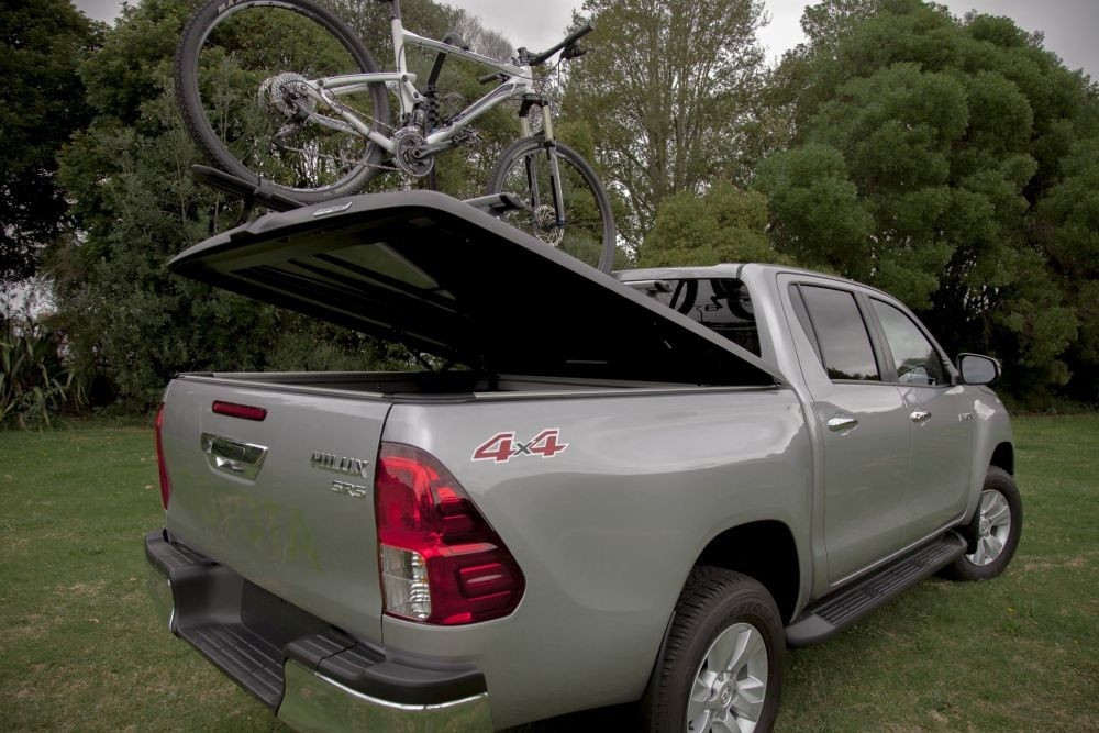 Купити Кришка багажного відсіку PROFORM Tango без дуг (чорна, текстурована) TOYOTA HILUX 15+ 10052702NOBAR