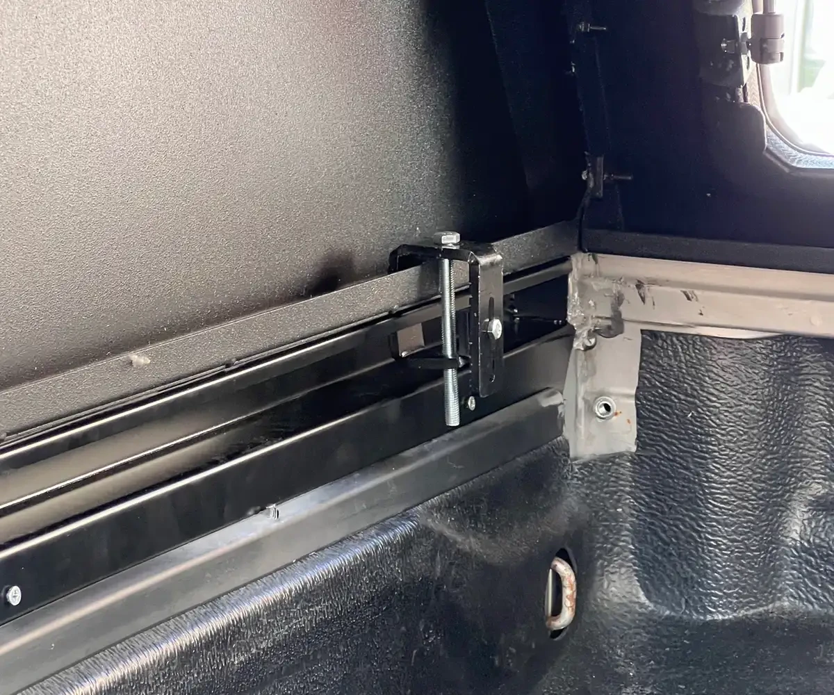 Купити Сталевий кунг на Mitsubishi L200 2015+ AQM-T80