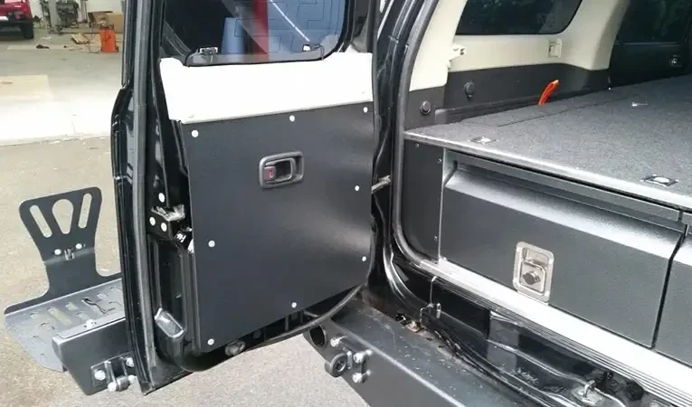 Купити Обшивка задніх дверцят алюмінієва для Nissan Patrol Y61