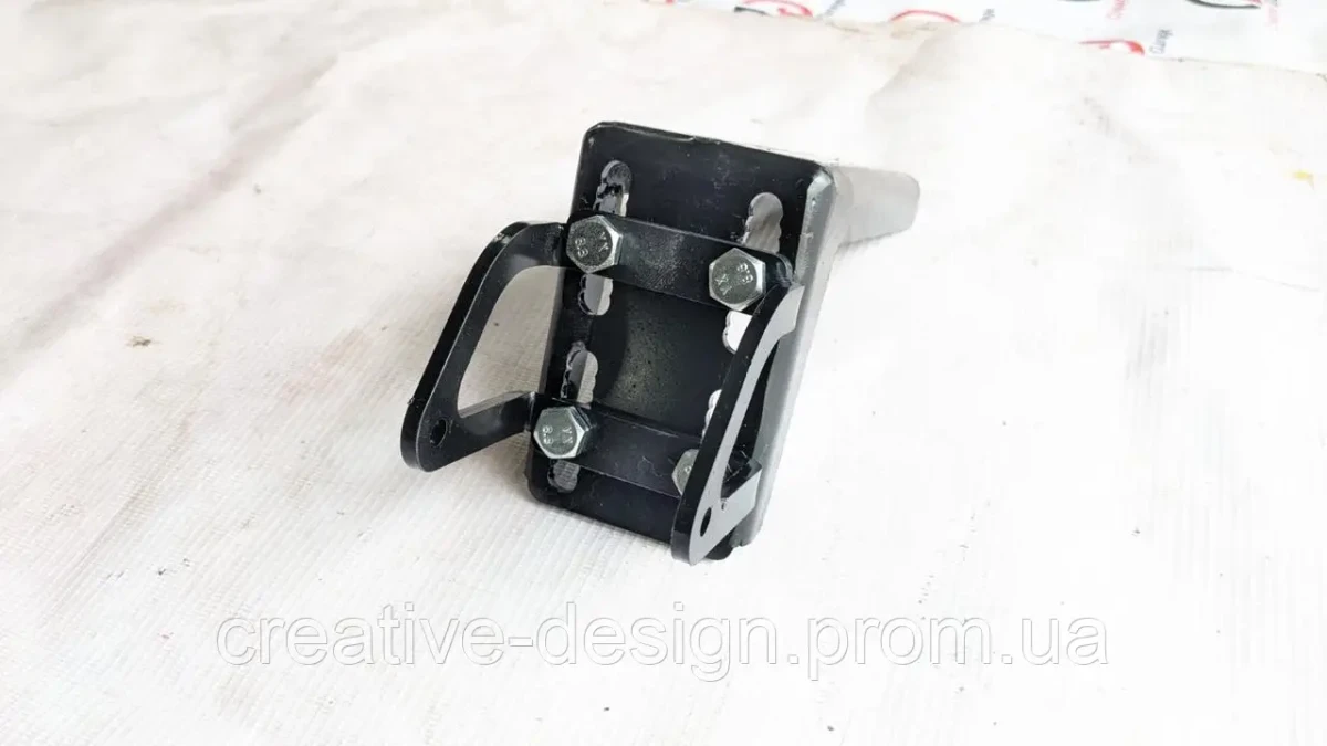 Buy Enhanced Creativegarage Expeditional Lower Bracket on Mitsubishi Pajero Sport railings