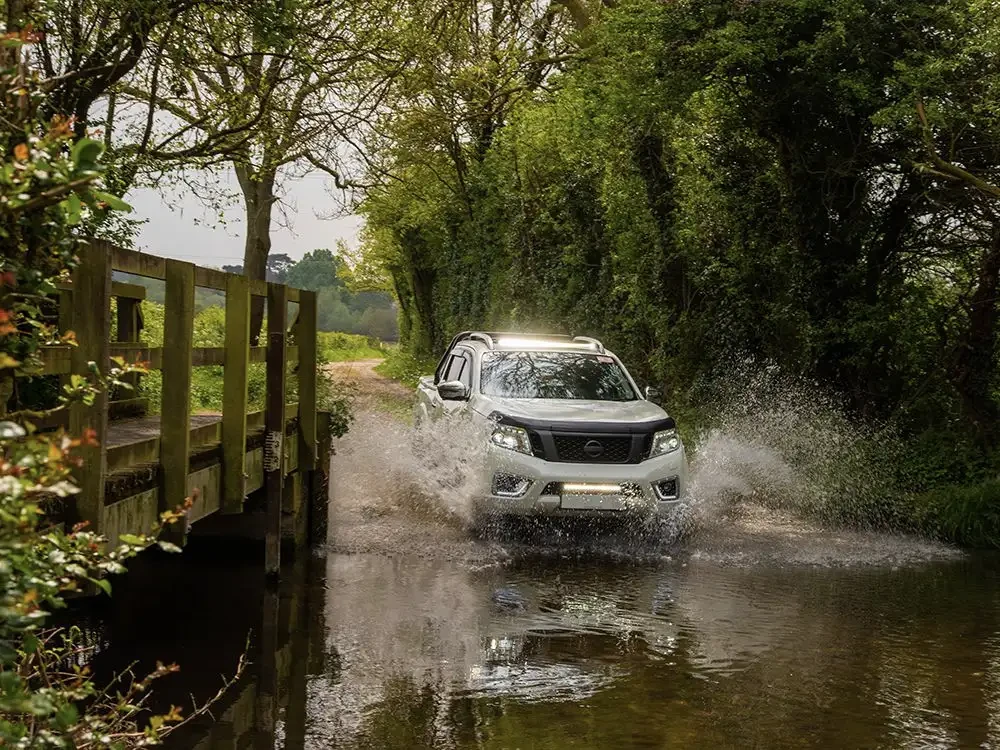 Купить Комплект оптики на крышу для Nissan Navara LAZER 3001-C-37-K-NAVARA