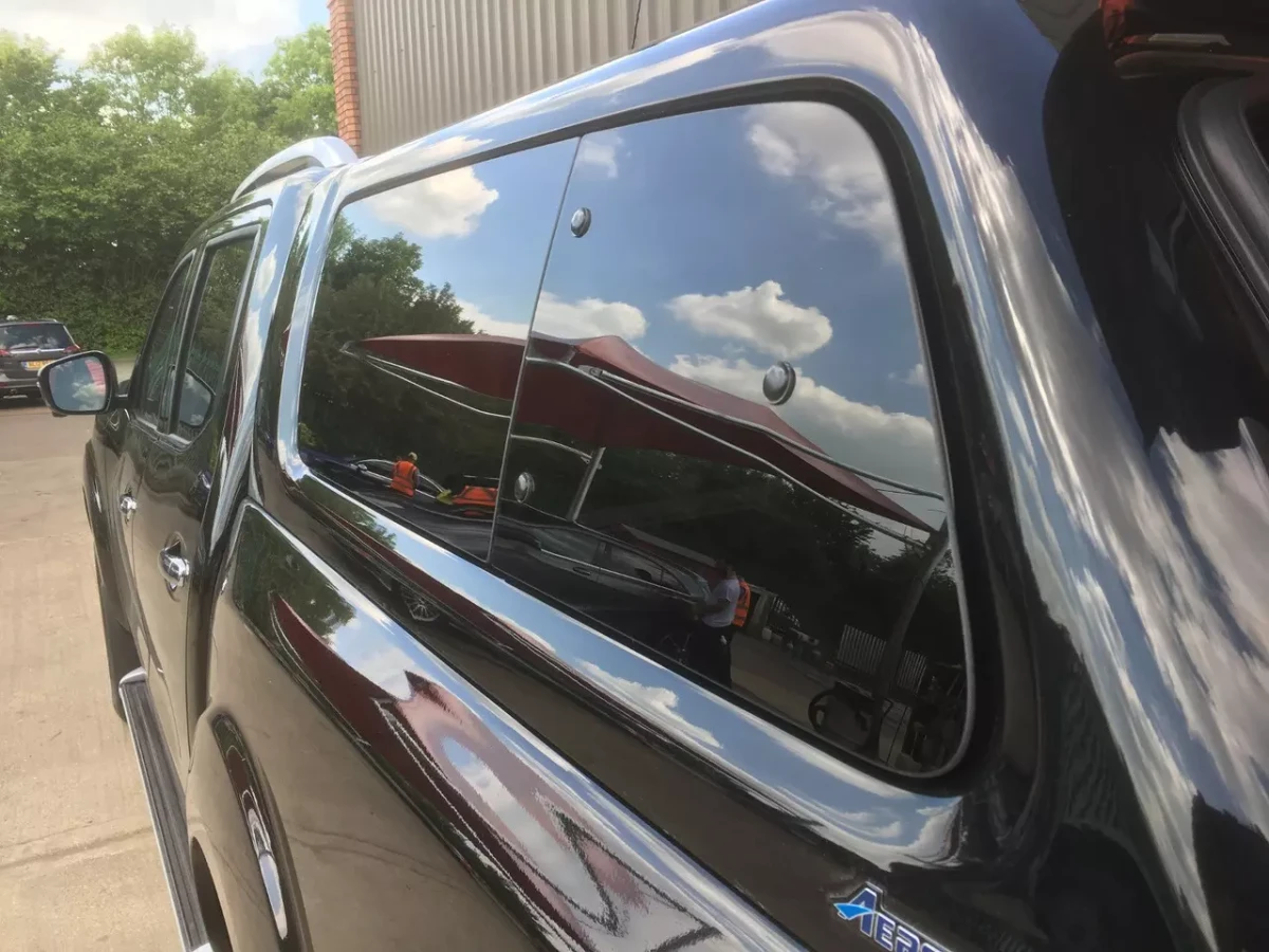 Buy Kung on Nissan Navara NP300 D23 2015-2025 with lateral glasses - Aeroklas