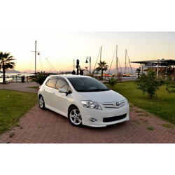 Купити Бокові пороги (під фарбування) для Toyota Auris 2007-2012 рр