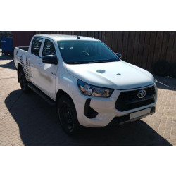 Купити Бокові пороги Allmond Black (2 шт., алюміній) для Toyota Hilux 2015- рр